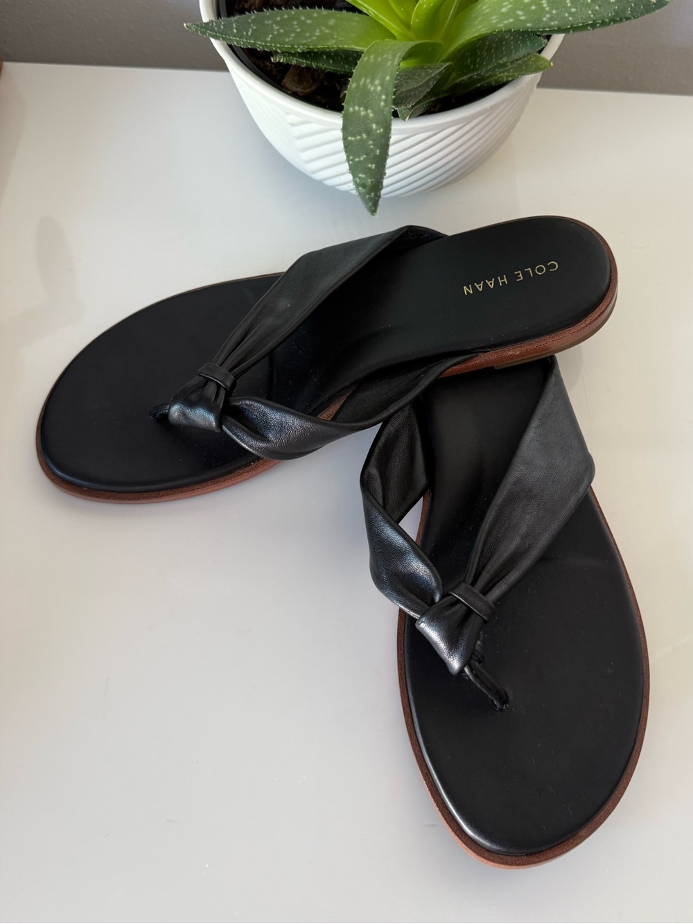 Cole Haan Women's Fiona Thong Sandal, Black Leather Size8.5 Excellent Condition - Picture 7 of 8